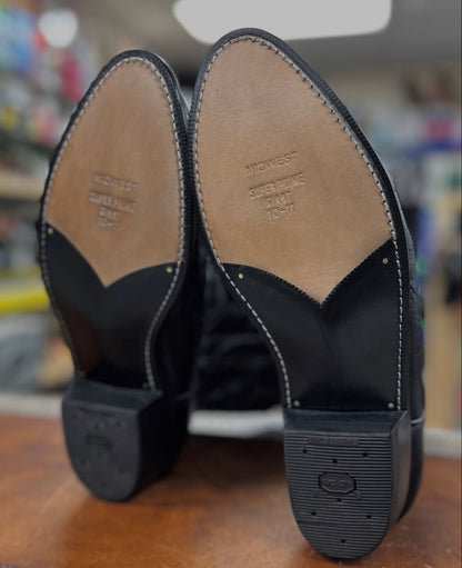 Vibram Cowboy heel close-up - black color, with leather soles and edge detail
